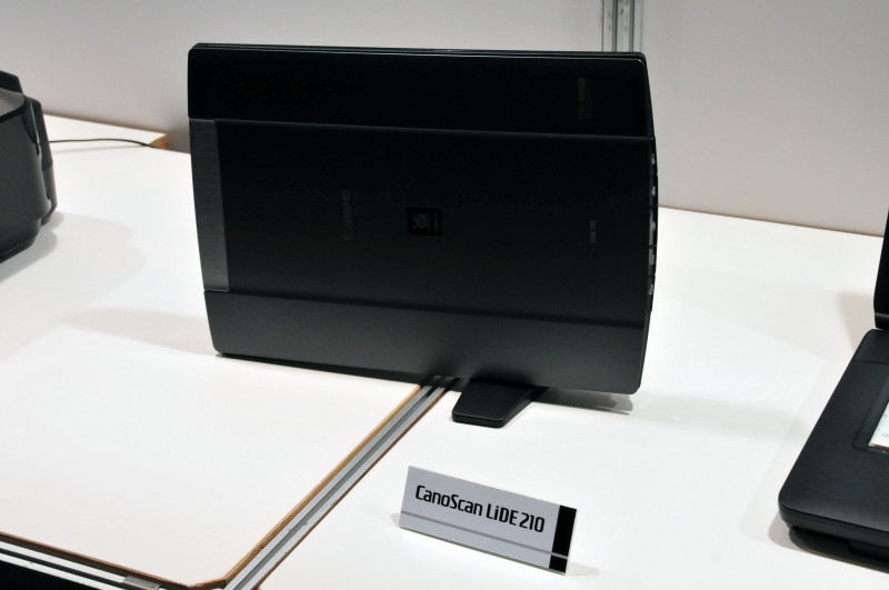 立て置きで原稿をスキャンできる薄型スキャナ「CanoScan LiDE 210