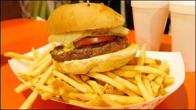ポテトの海に浮かぶまさにアメリカンなハンバーガーセット「Awful