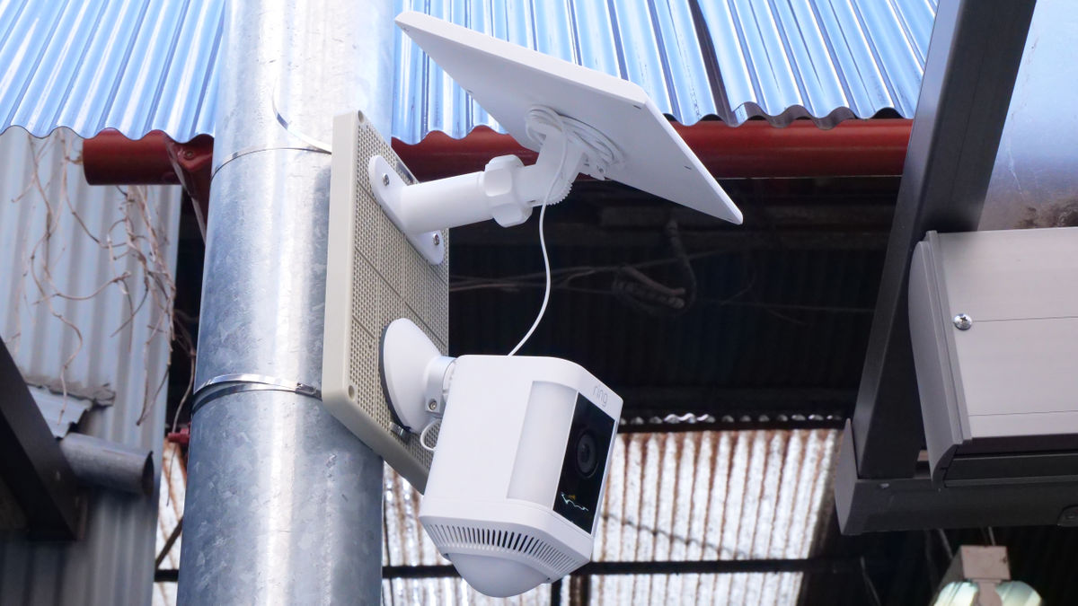 Ring Spotlight Cam Plus バッテリー2個 ソーラー付き Amazon.co.jp