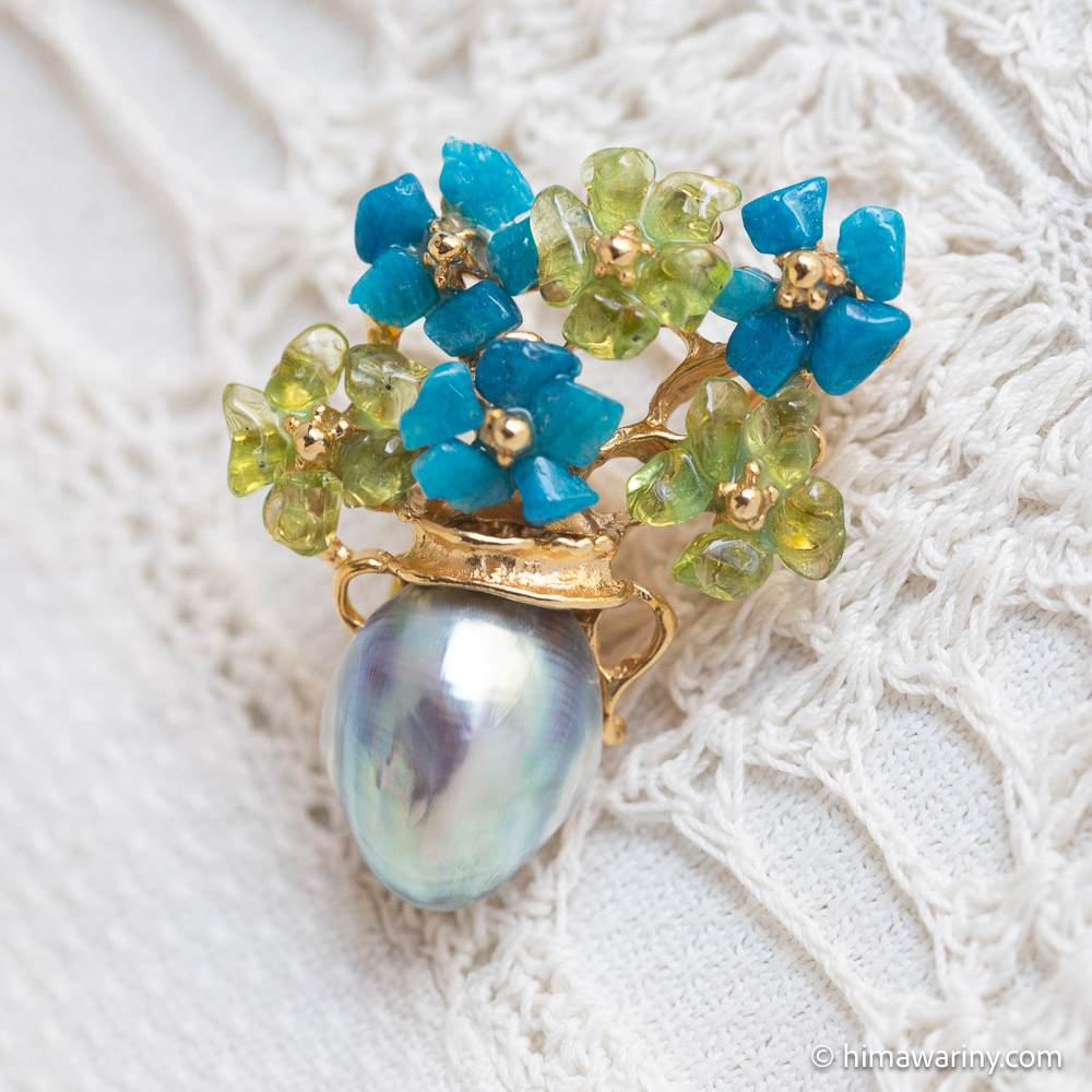 スワボダ天然石のお花のブローチ