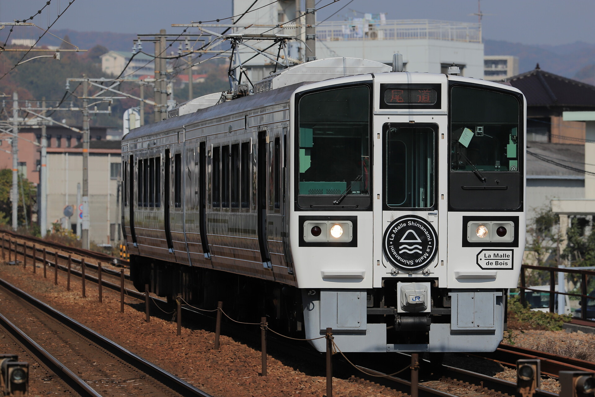 JR西日本 観光列車「La Malle de Bois(ラ・マル・ド・ボァ)」 213系