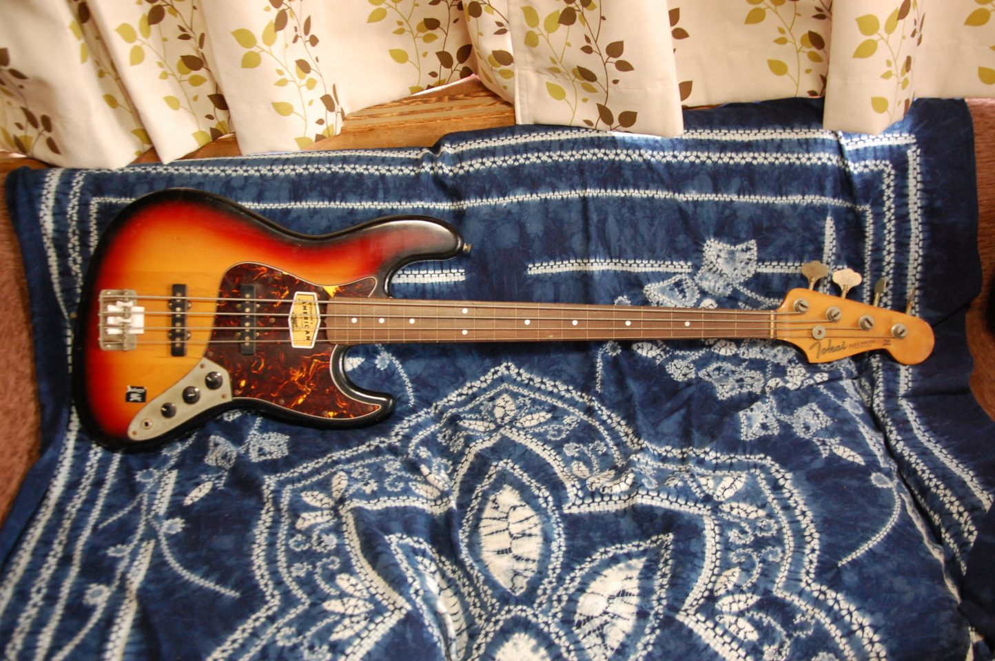 トーカイ、スパロゴのジャズベース しかもフレットレス – まる海