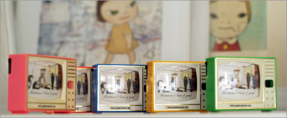 奈良美智のレアなアートグッズ、手のひらサイズのテレビ型おもちゃは