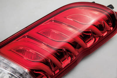 トヨタ「ハイエース」の定番アイテム「ダズフェローズ」のLED