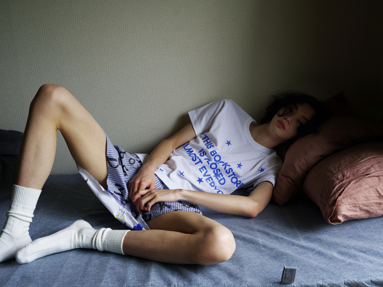クードス」と「フロットサムブックス」のコラボTシャツが発売 - TOKION