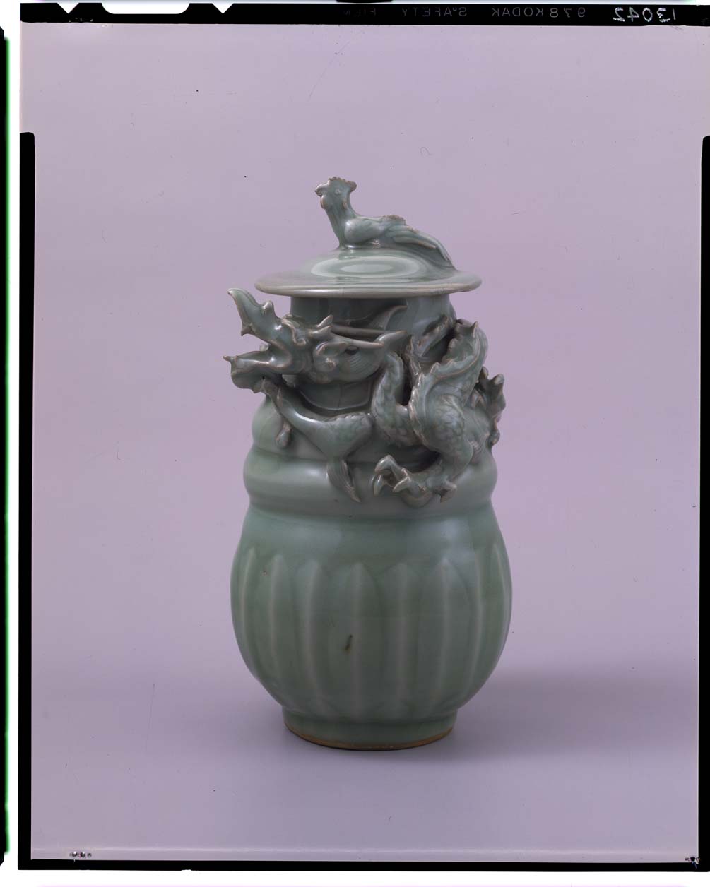 青磁 壺 【作者】金 一 坤 青磁 壺 【作者】金 一 坤