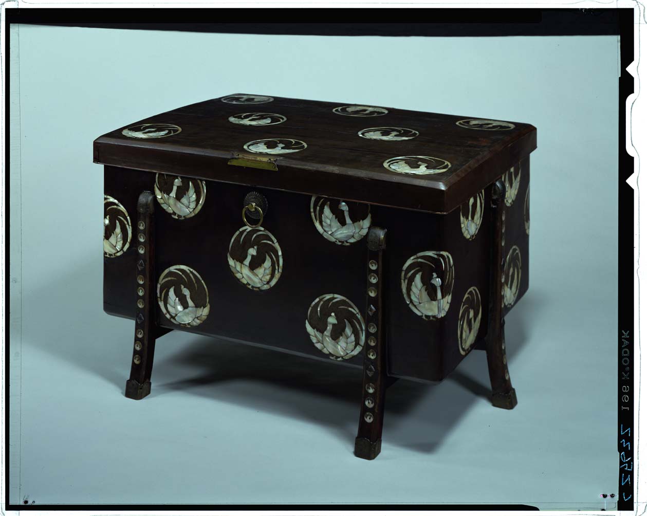 C0025632 鳳凰円文螺鈿唐櫃 - 東京国立博物館 画像検索