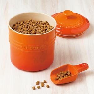 ル・クルーゼ 犬用フードコンテナ スコップセット Amazon.co.jp: ル