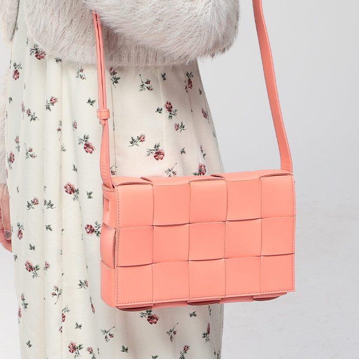 BOTTEGA VENETA (ボッテガ・ヴェネタ) イントレチャート レザー