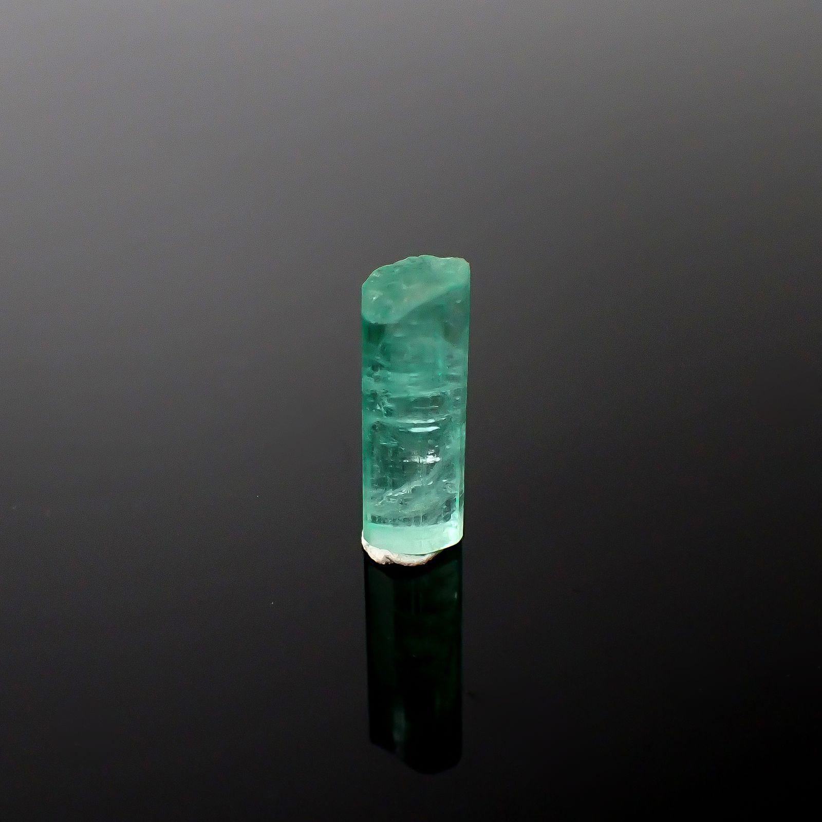 エメラルド柱状結晶 原石 コロンビア産 4.85ct / 16x6mm前後