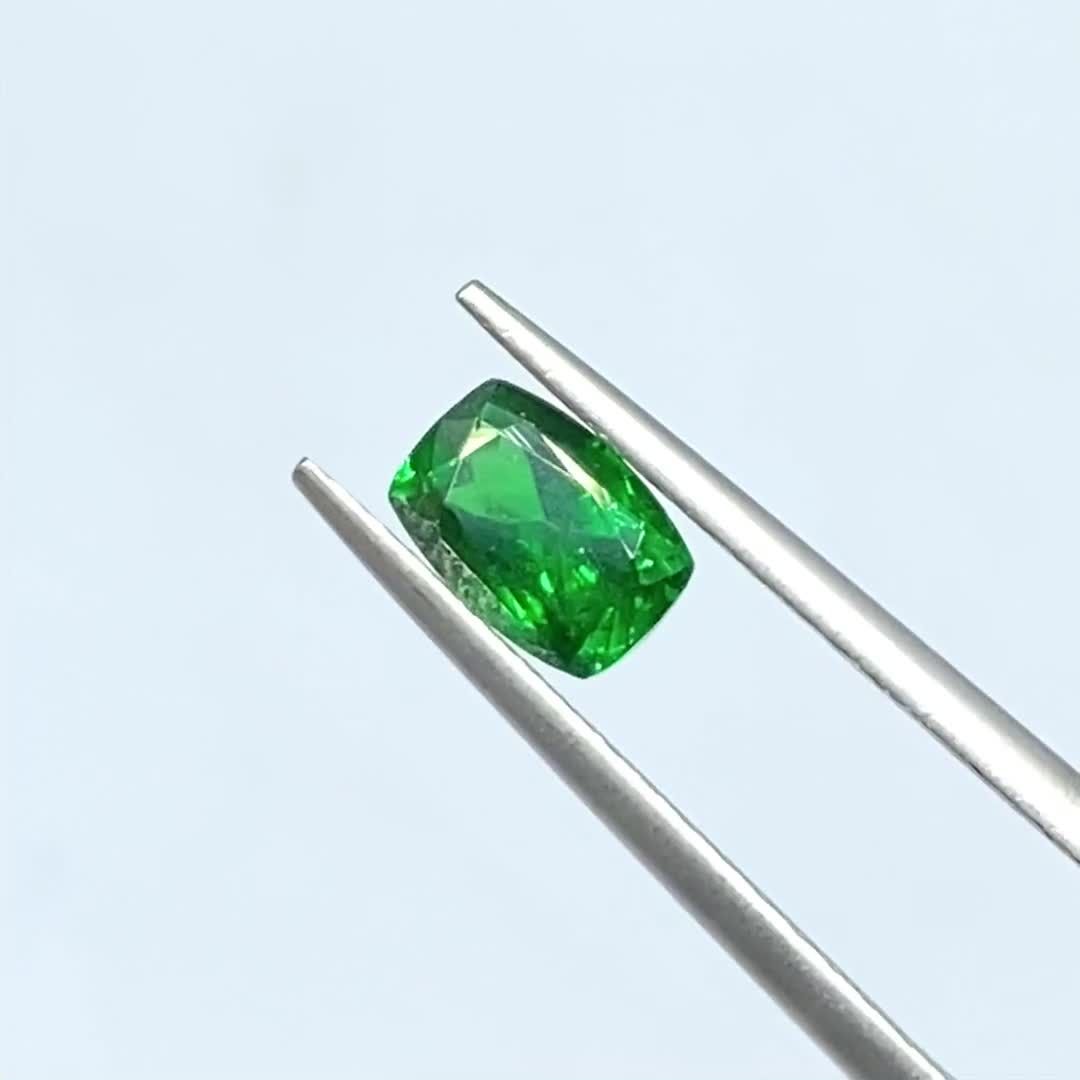 ツァボライト(宝石名グリーン グロッシュラー・ガーネット)タンザニア