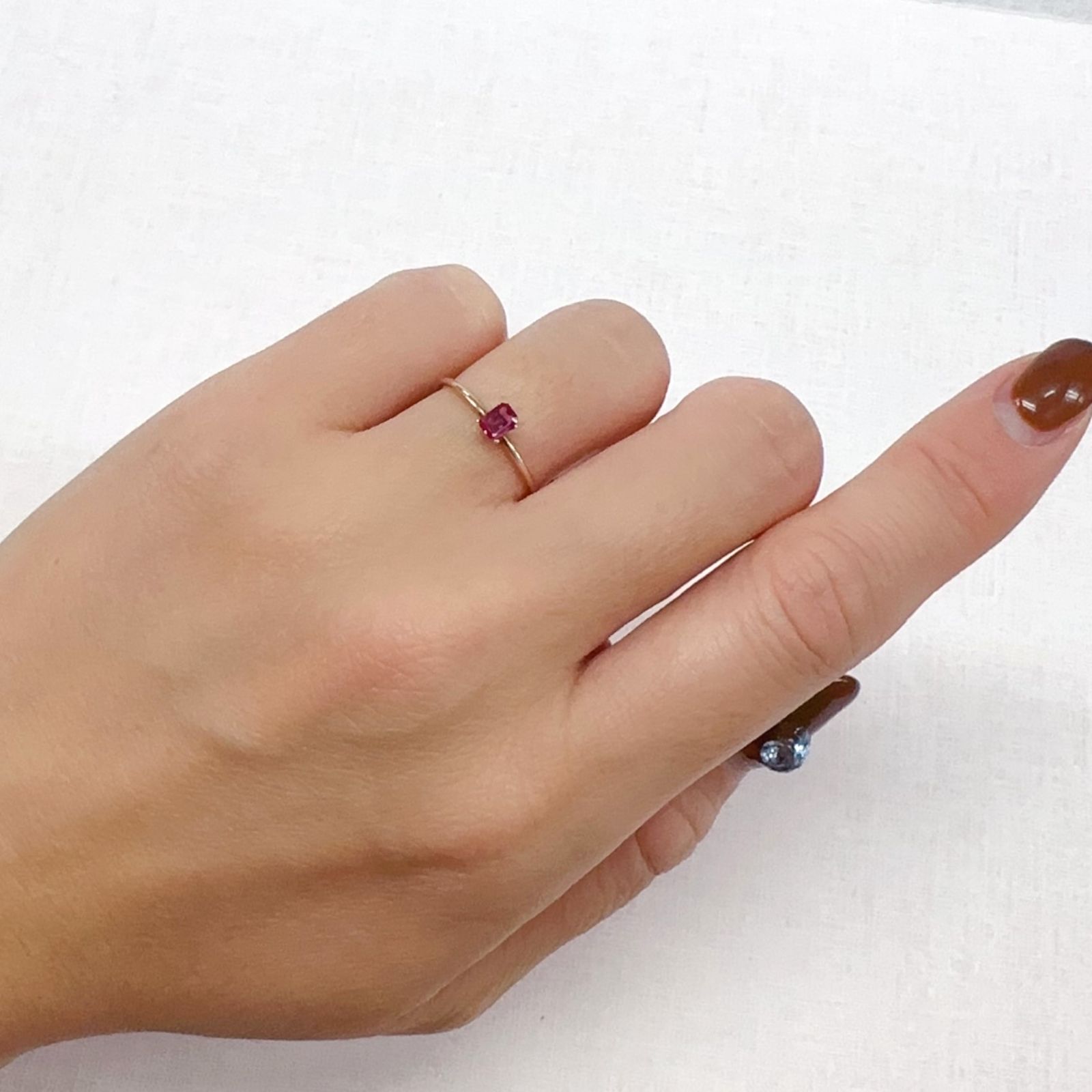 レッドベリル(宝石名レッド・ベリル)アメリカ・ユタ州ワーワー