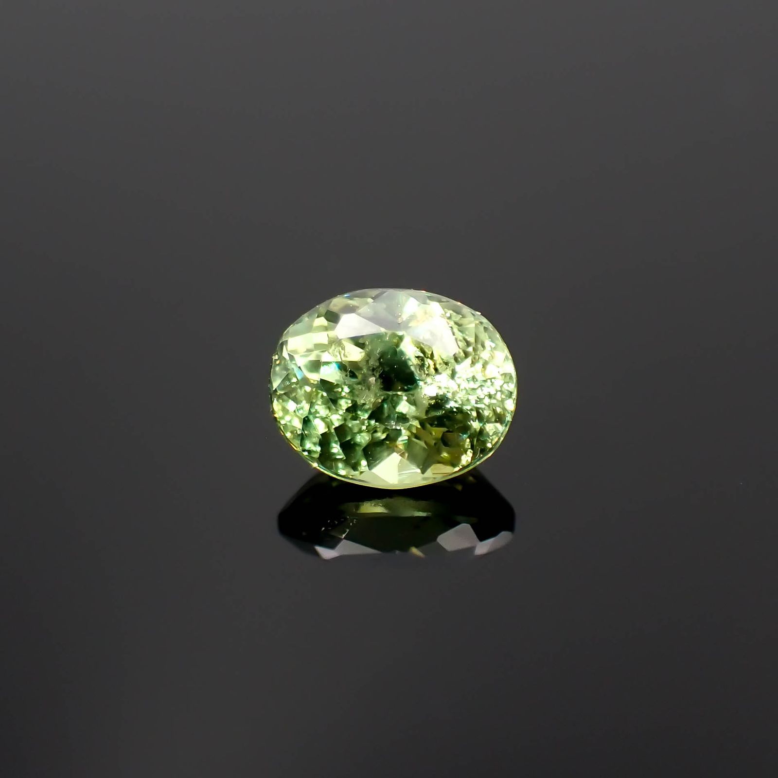 デマントイドガーネット ナミビア共和国産 0.62ct / 5.4x4.4mm前後