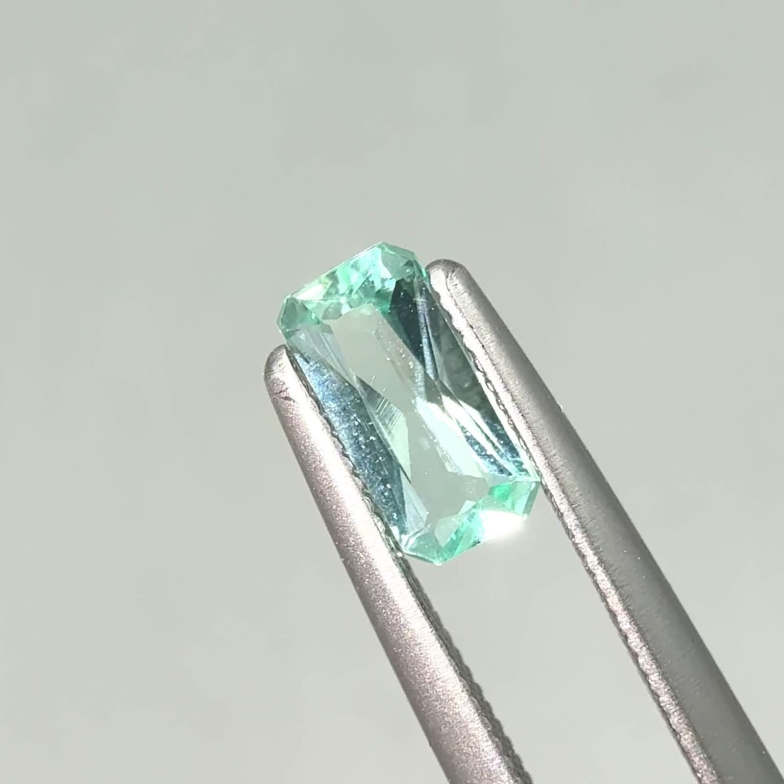 ミントベリル ナイジェリア産 0.45ct / 6.9x3.4mm前後 [250430196