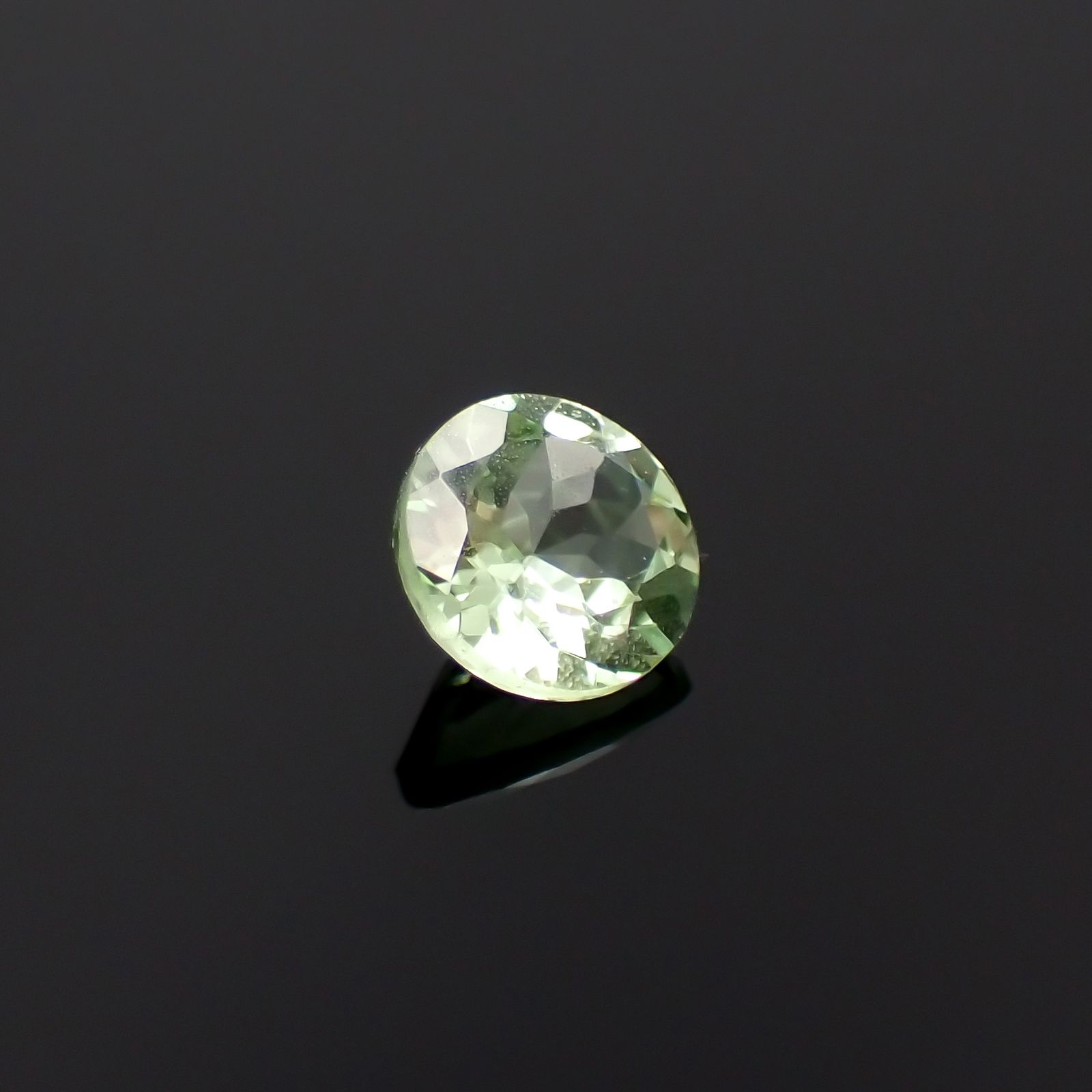 ミントガーネット タンザニア産 0.54ct[231023723]5.1x5.1mm前後 | TOP