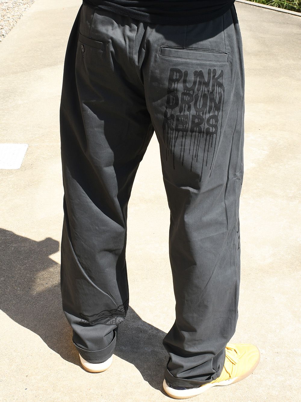 PUNK DRUNKERS - プリントいっぱいチノパン | DOLL