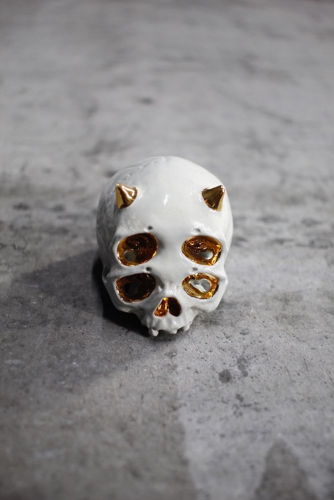 丸岡和吾 - 四つ目鬼髑髏ぐい呑 薄青×金 (桐箱付) | HAZE