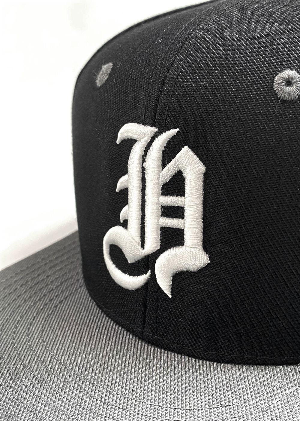 HIDE AND SEEK - H Baseball CAP (BLACK/CHARCOAL) / 刺繍ロゴ ベース