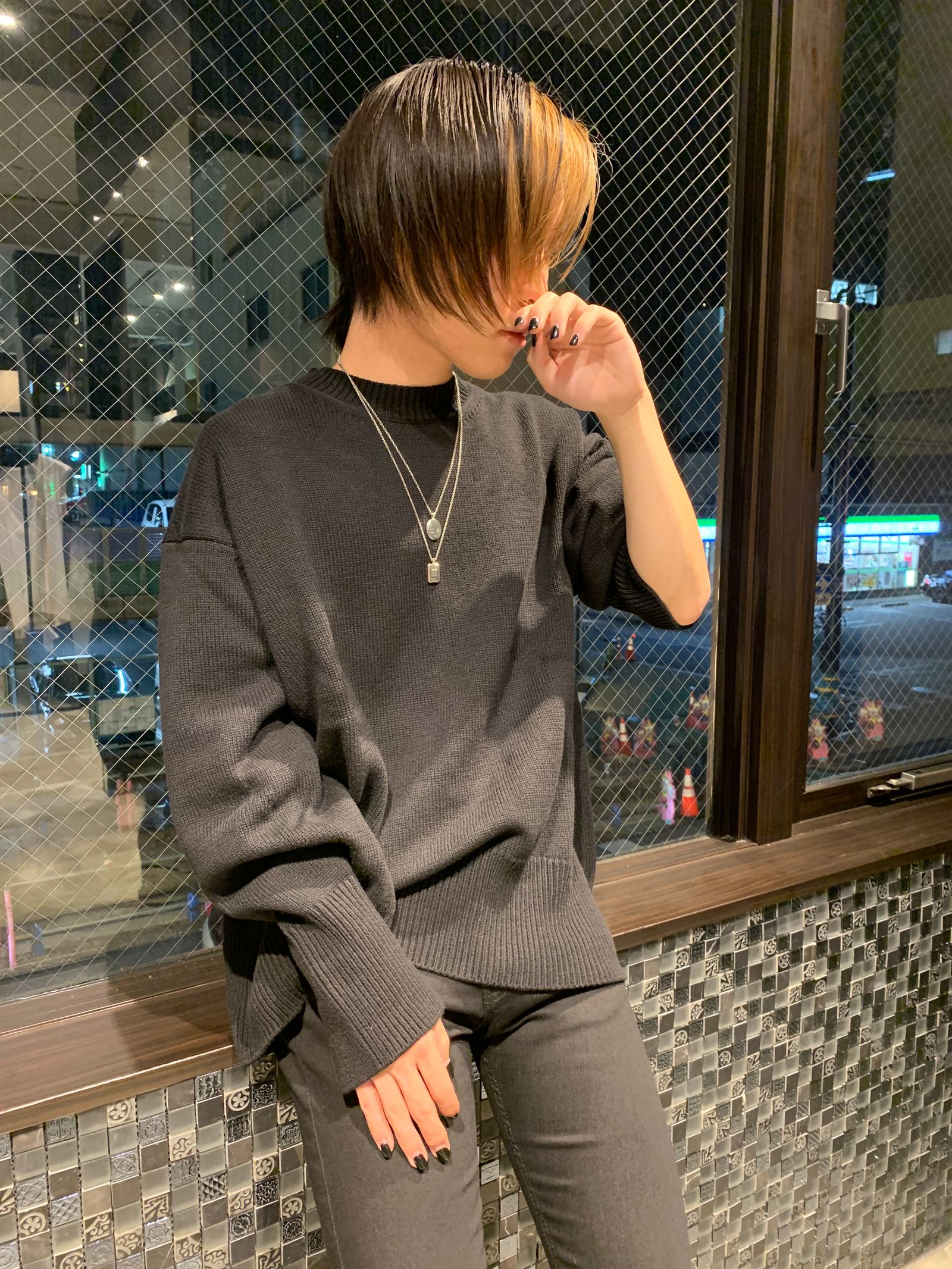 NIL DUE / NIL UN TOKYO”プルオーバーニットを使ったコーディネートの