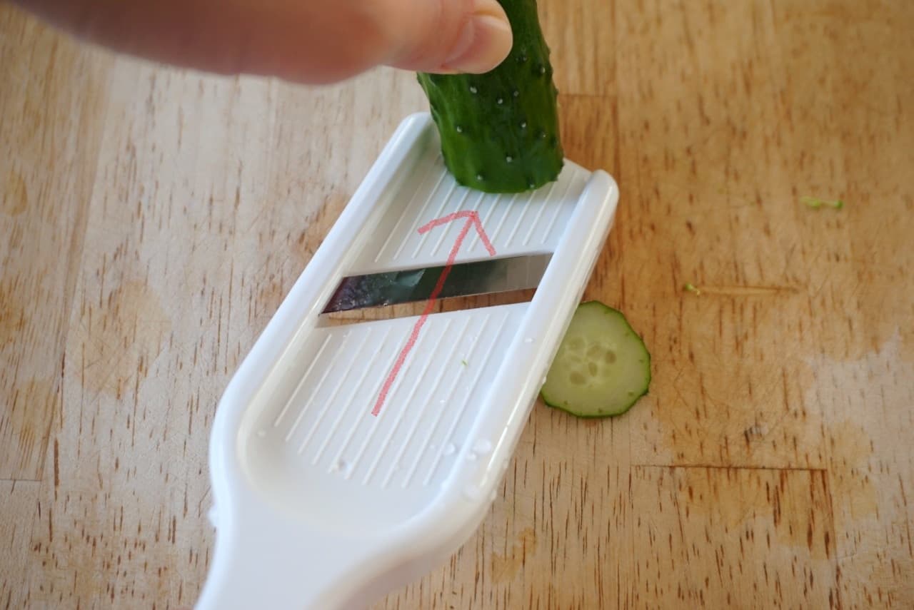 スライスが倍速に！ニトリの「きゅうり・ネギスライサー」はありそうで
