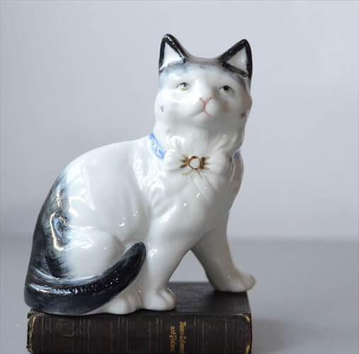 フランスから すこし上目なかわいいネコ オブジェ 白磁器 猫 キャット