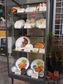 なごのや」定番メニューの食品サンプルを飾るショーケース - 名駅経済新聞