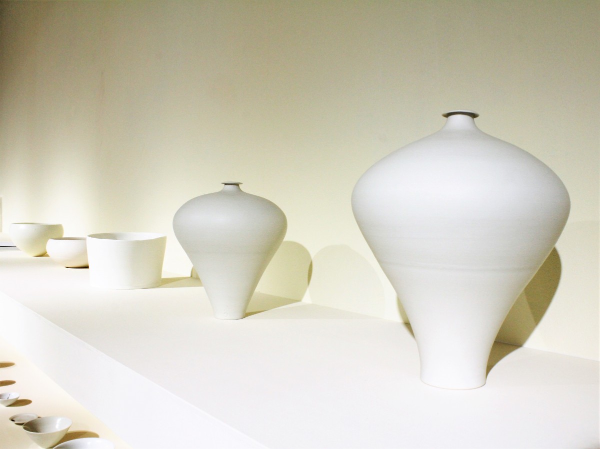 黒田泰蔵の白磁の楕円形器穴あきデザイン 黒田泰蔵の