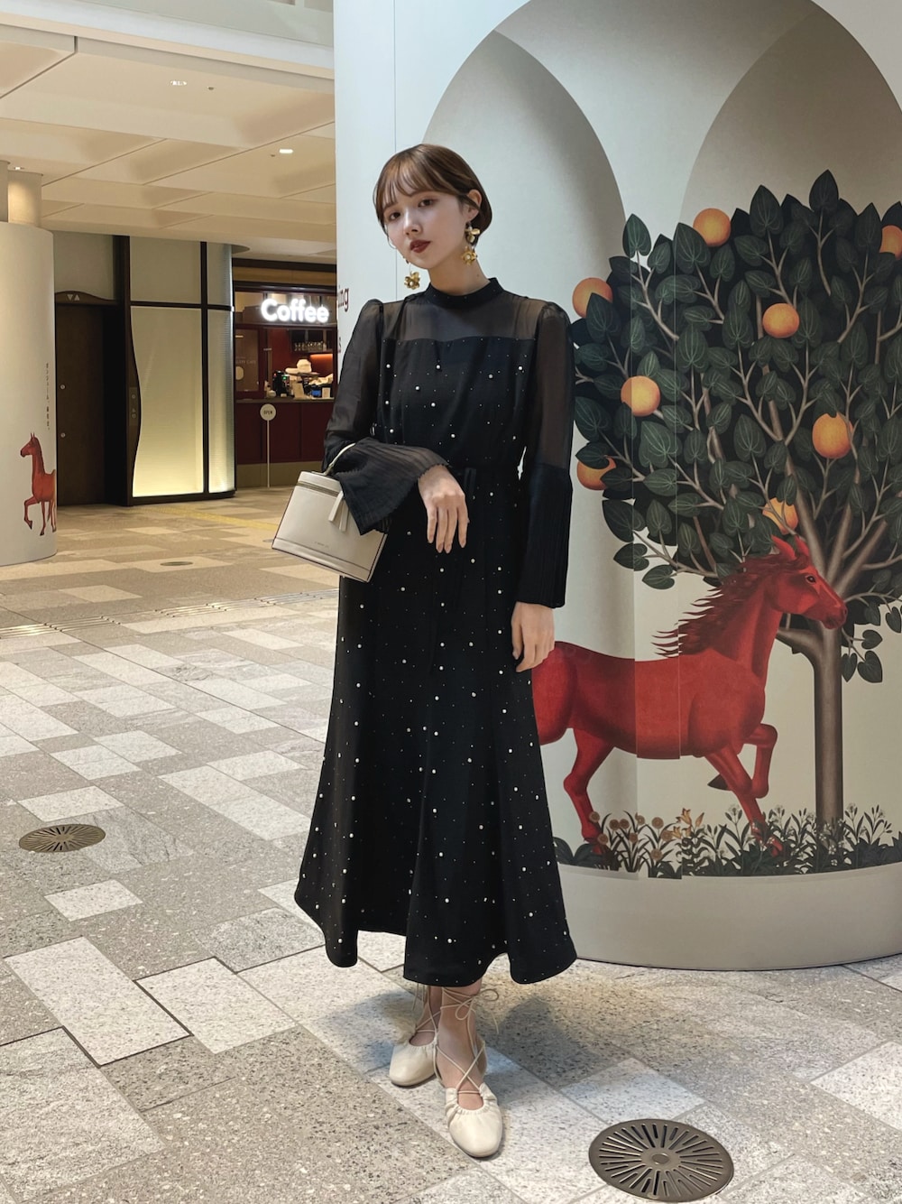 LEJA パールビジュー付き透け感プリーツフレアスリーブビーズ