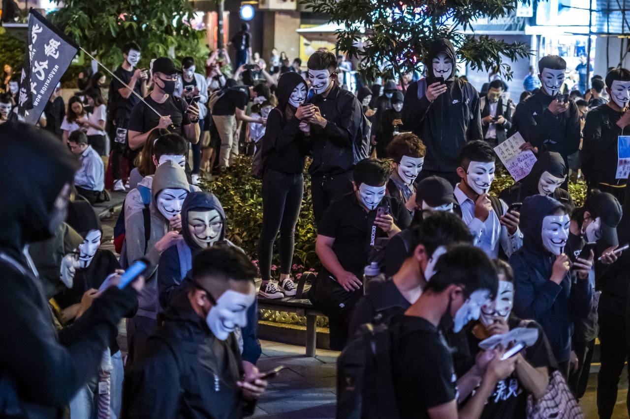 香港分断、デモ支持か否かで飲食店も色分け - WSJ