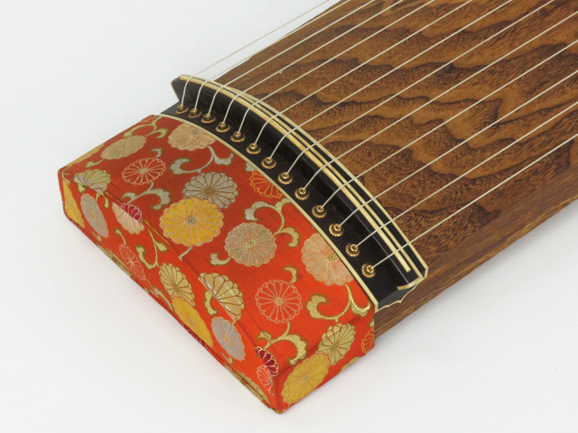 お筝 13弦 すだれ彫り 並甲 舌を蒔絵、甲に琴柱の跡
