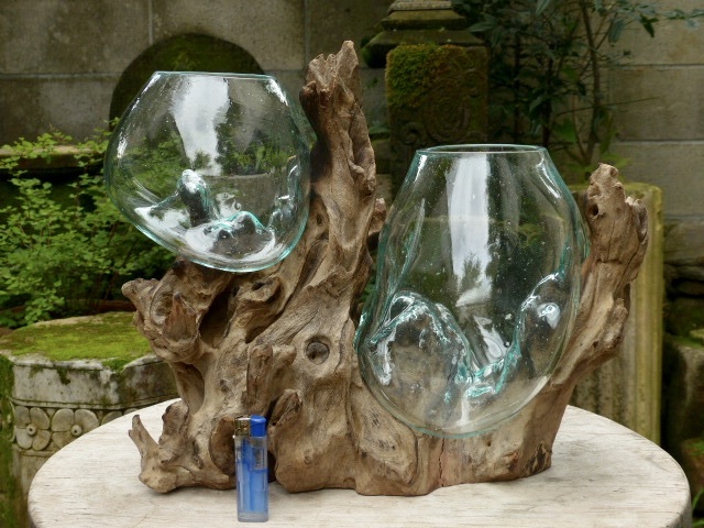 吹きガラスを流木台座の上にのせた花瓶h32cm/2.4kg 難あり