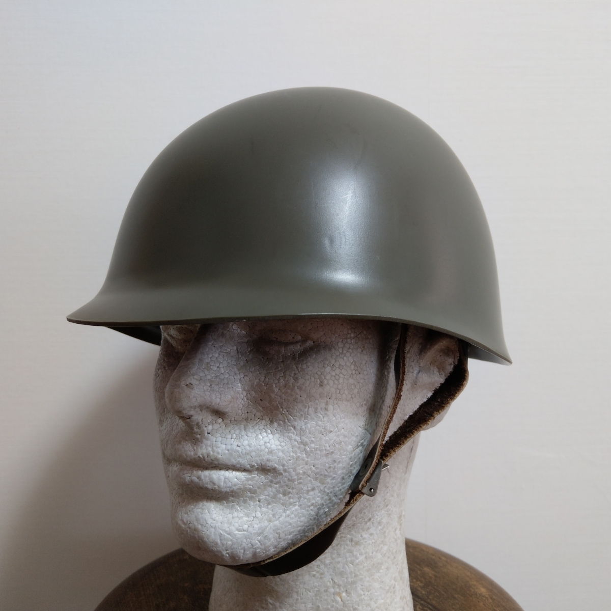 旧米軍用鉄帽と中帽（ブラスチック製）