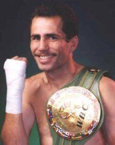 元WBA・WBC世界スーパーフェザー級王者ヘナロ・エルナンデス サイン