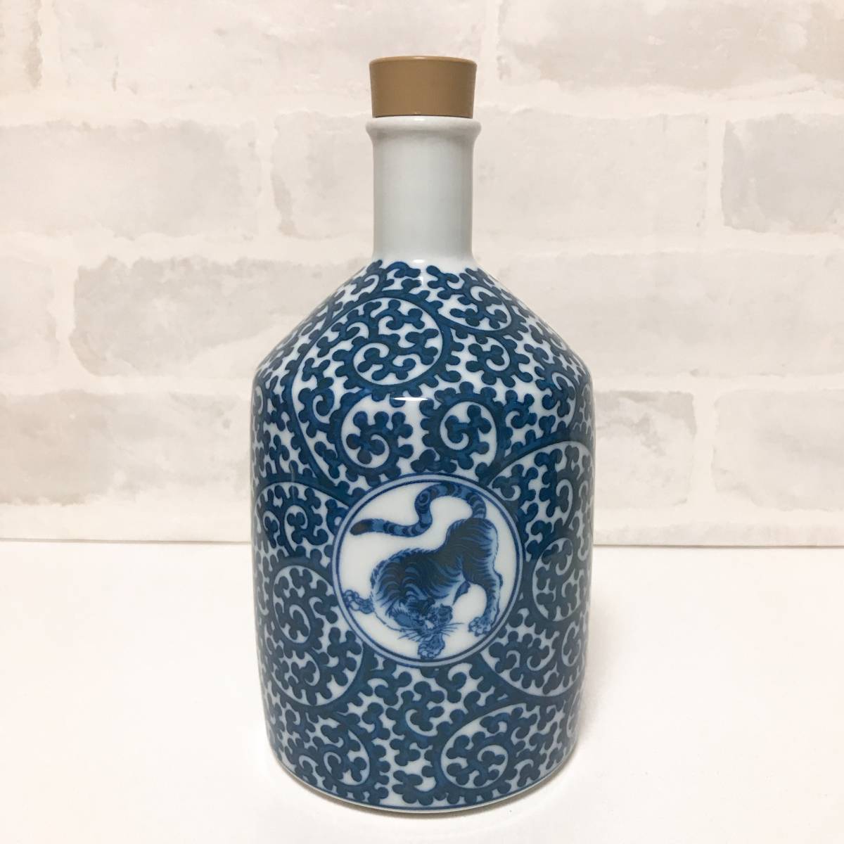 未開栓 サントリー 白州12年 ウイスキー 有田焼 染付蛸唐草寅文筒型瓶