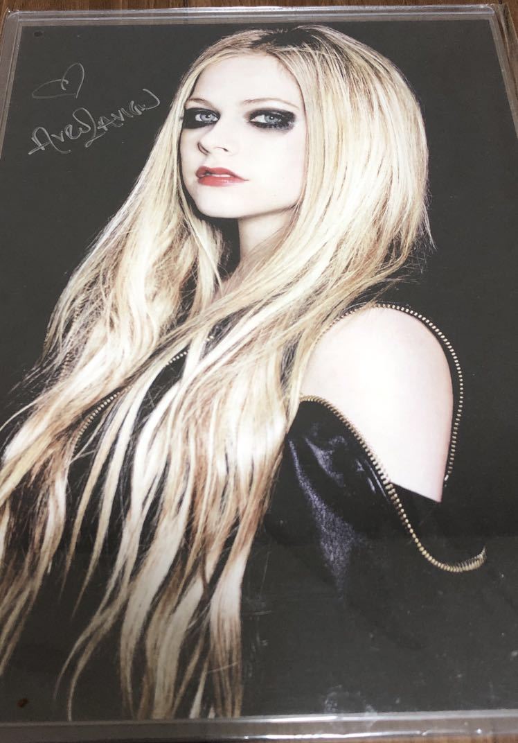 アヴリル・ラヴィーン 直筆サイン色紙 グッズ Avril Lavigne Amazon.co