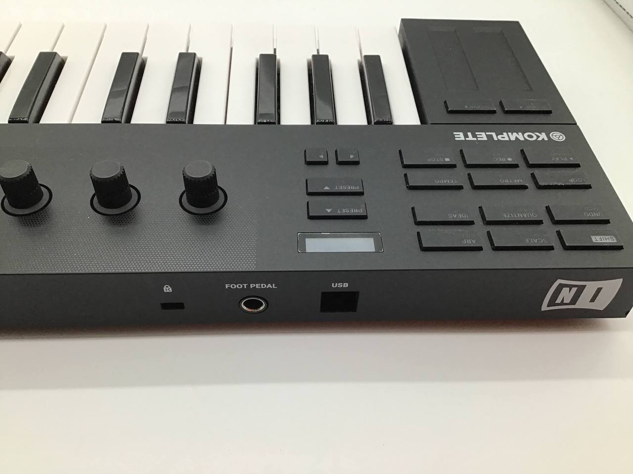 NATIVE INSTRUMENTS KOMPLETE KONTROL M32（中古）【楽器検索デジマート】