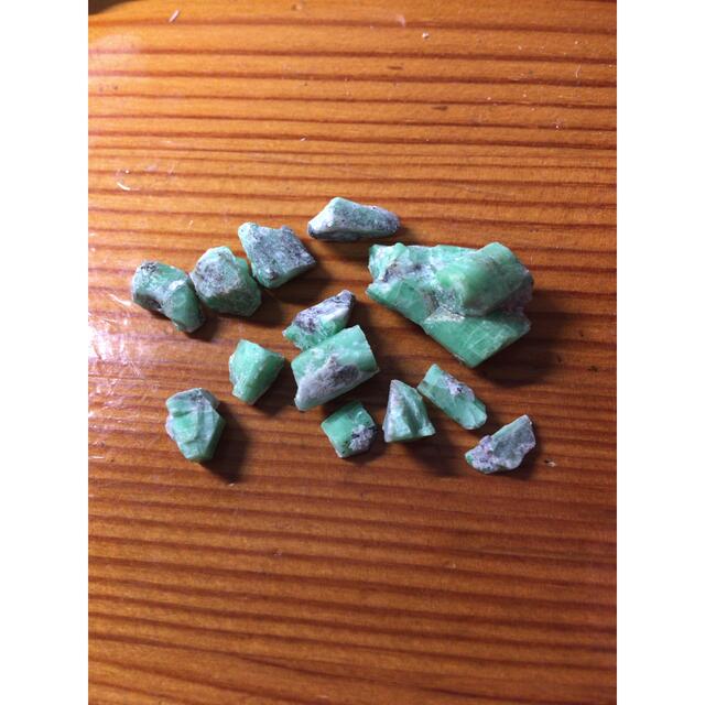 含浸無非加熱 母岩削出 コロンビア産エメラルド原石 計3.24カラット緑柱石