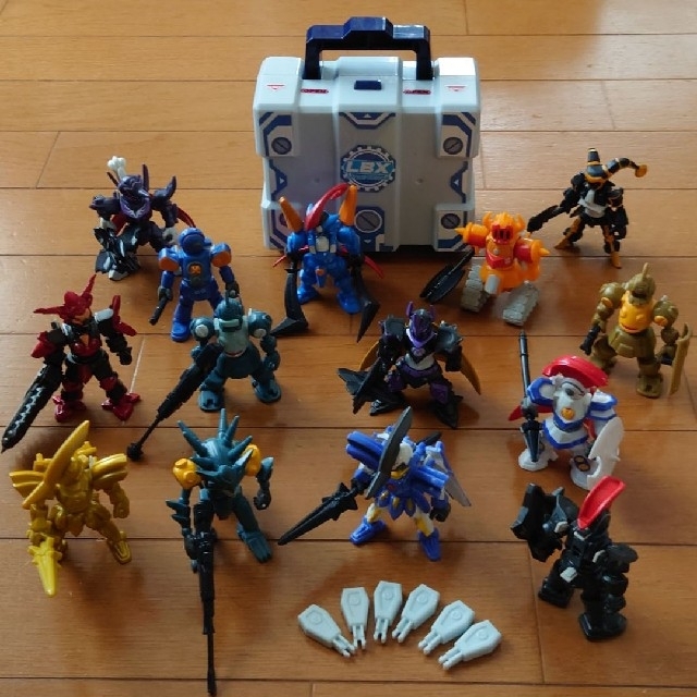 BANDAI - ダンボール戦機 LBX バトルカスタムケース・フィギュア14体