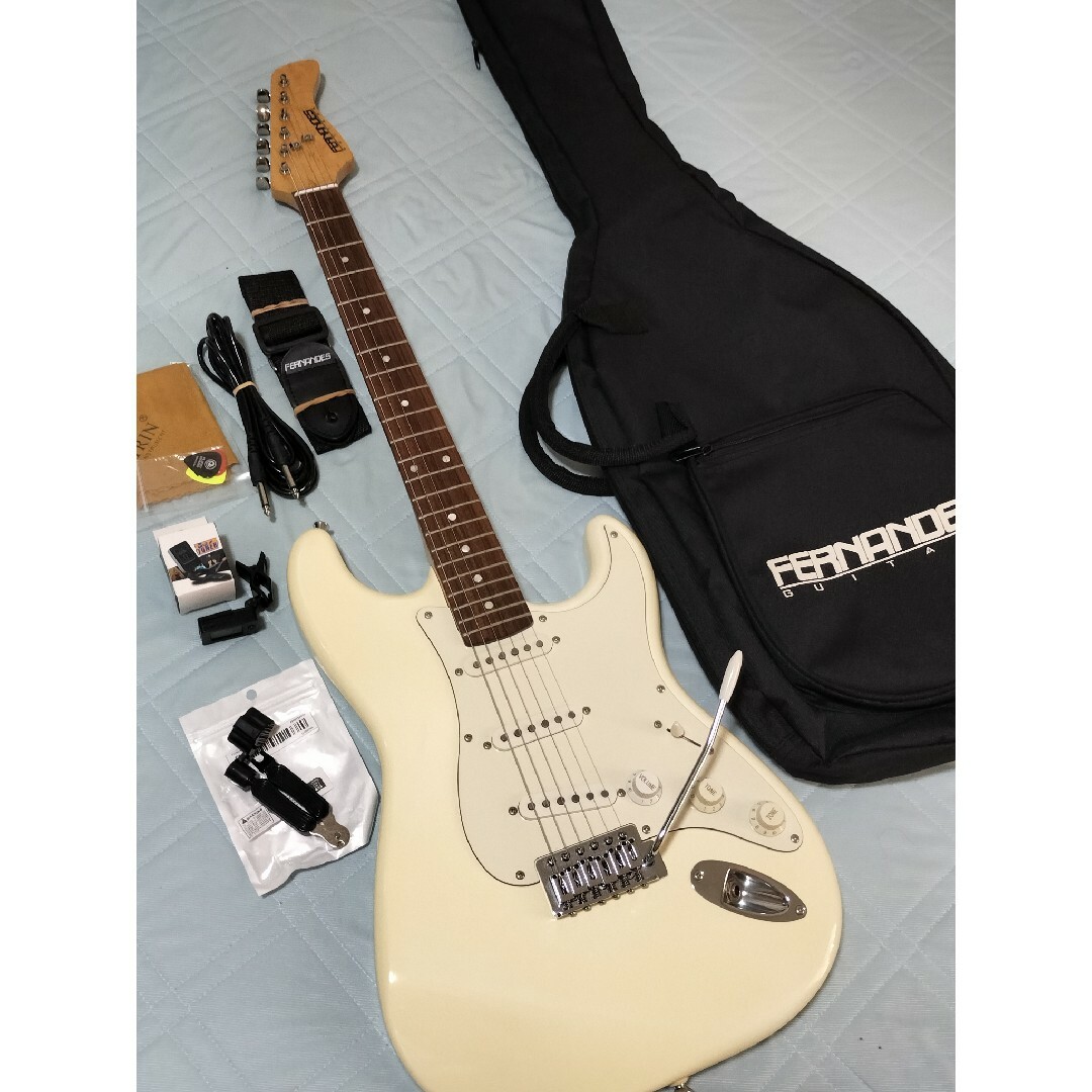 フェルナンデス ストラトキャスター 白 エレキギター オマケ多数