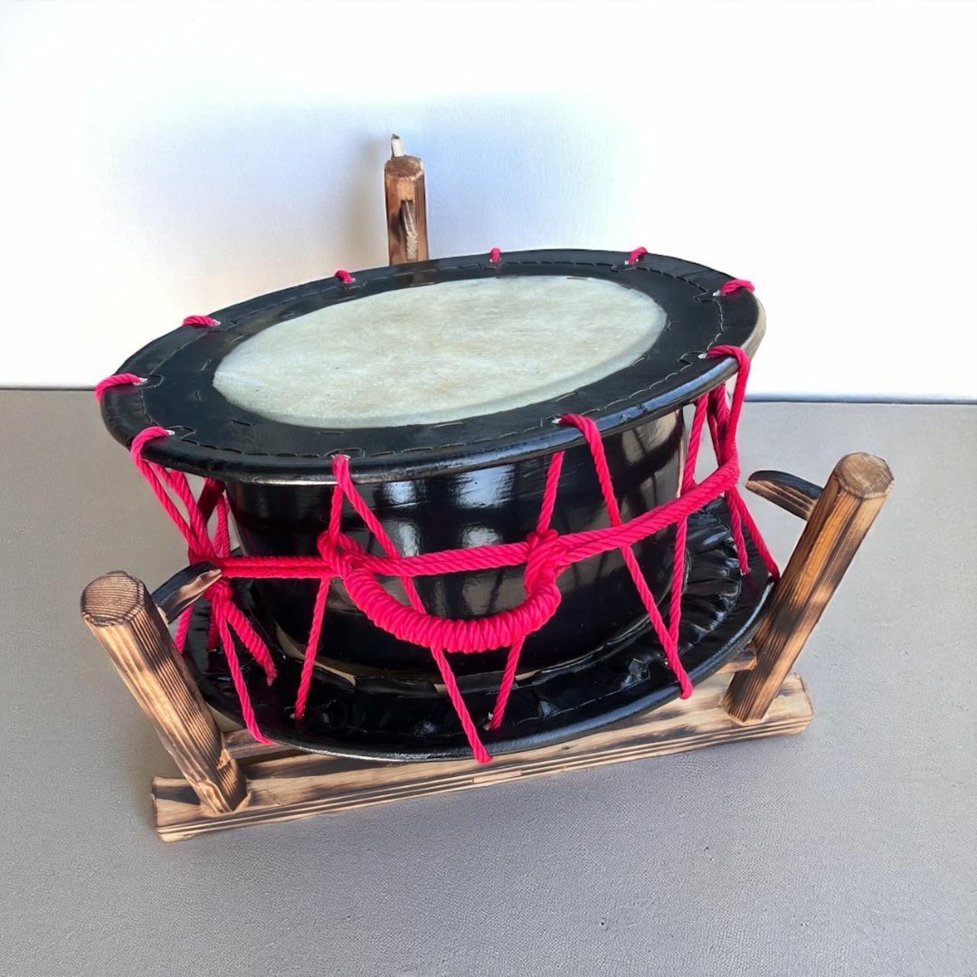 新品】【蔵出し】締め太鼓 牛革 高品質 和太鼓 バチ付 台付 平太鼓