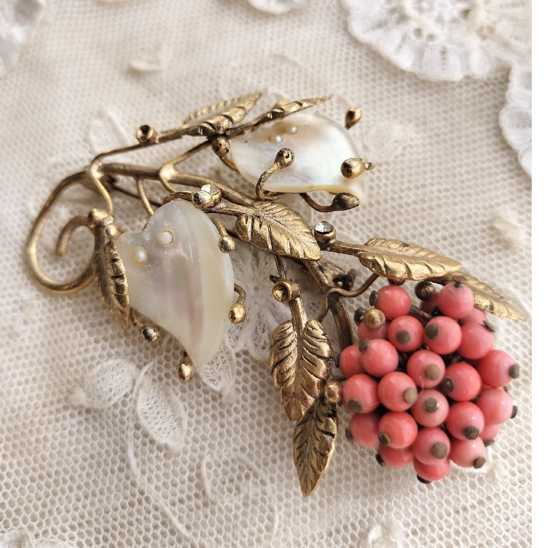 コーラルカボションの花 シェル 貝細工 ブローチ ヴィンテージと他2点