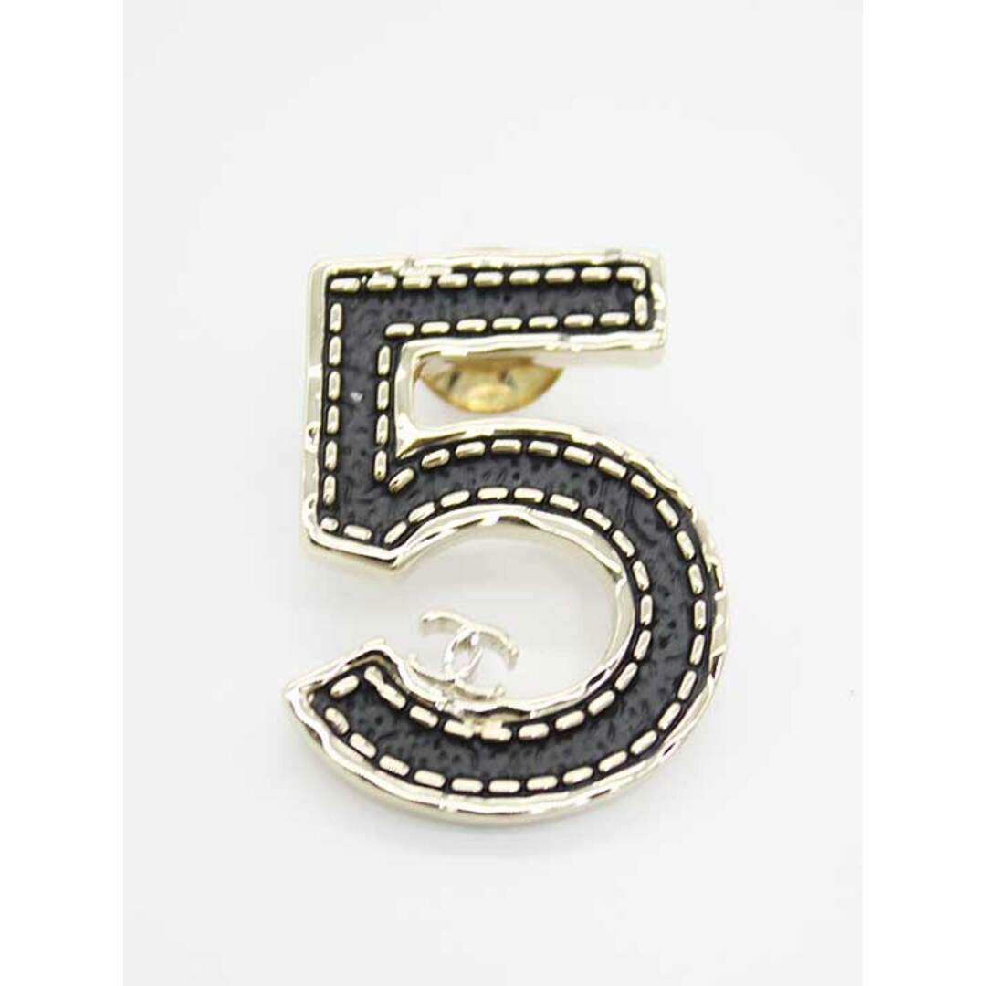 CHANEL - シャネル NO.5 ピンブローチ レディース ブラック×ゴールド