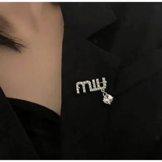 MIU MIU（ブローチ/コサージュ）のフリマアイテム一覧 Miu Miu ロゴ