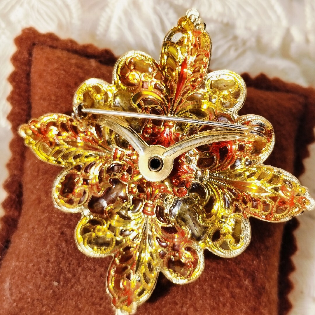 アキオモリ 白鼈甲調樹脂 山羊ブローチ アキオモリ 白鼈甲調樹脂 山羊