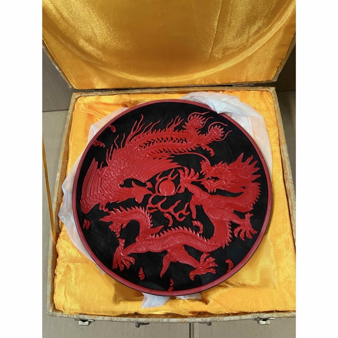 赤い漆器 龍と花の彫刻 皿 オブジェ 中国