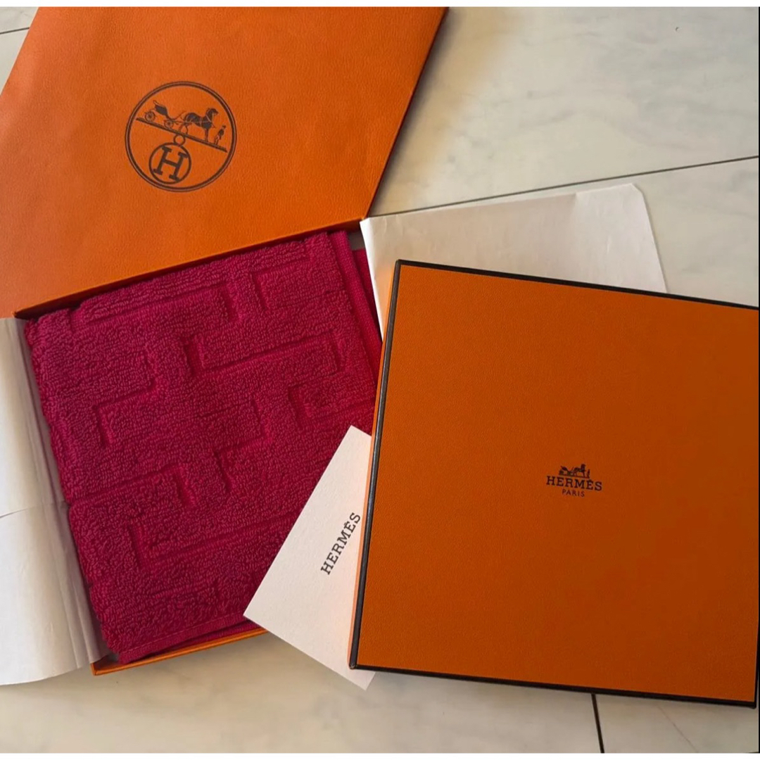 HERMES - エルメス新品未使用 カレ・タオル 《ステアーズ》の通販 by