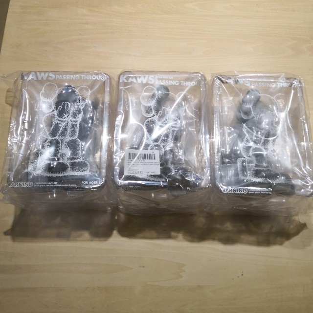 楽天市場】kaws メディコムトイの通販 3体セット KAWS PASSING THROUGH