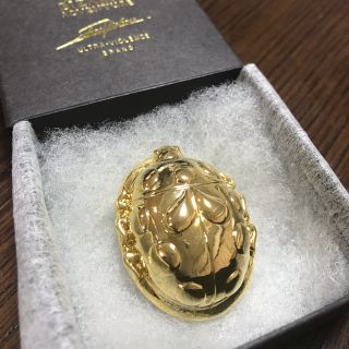 ultra-violence × ジョジョの奇妙な冒険 ブローチ 5点セット Amazon.co