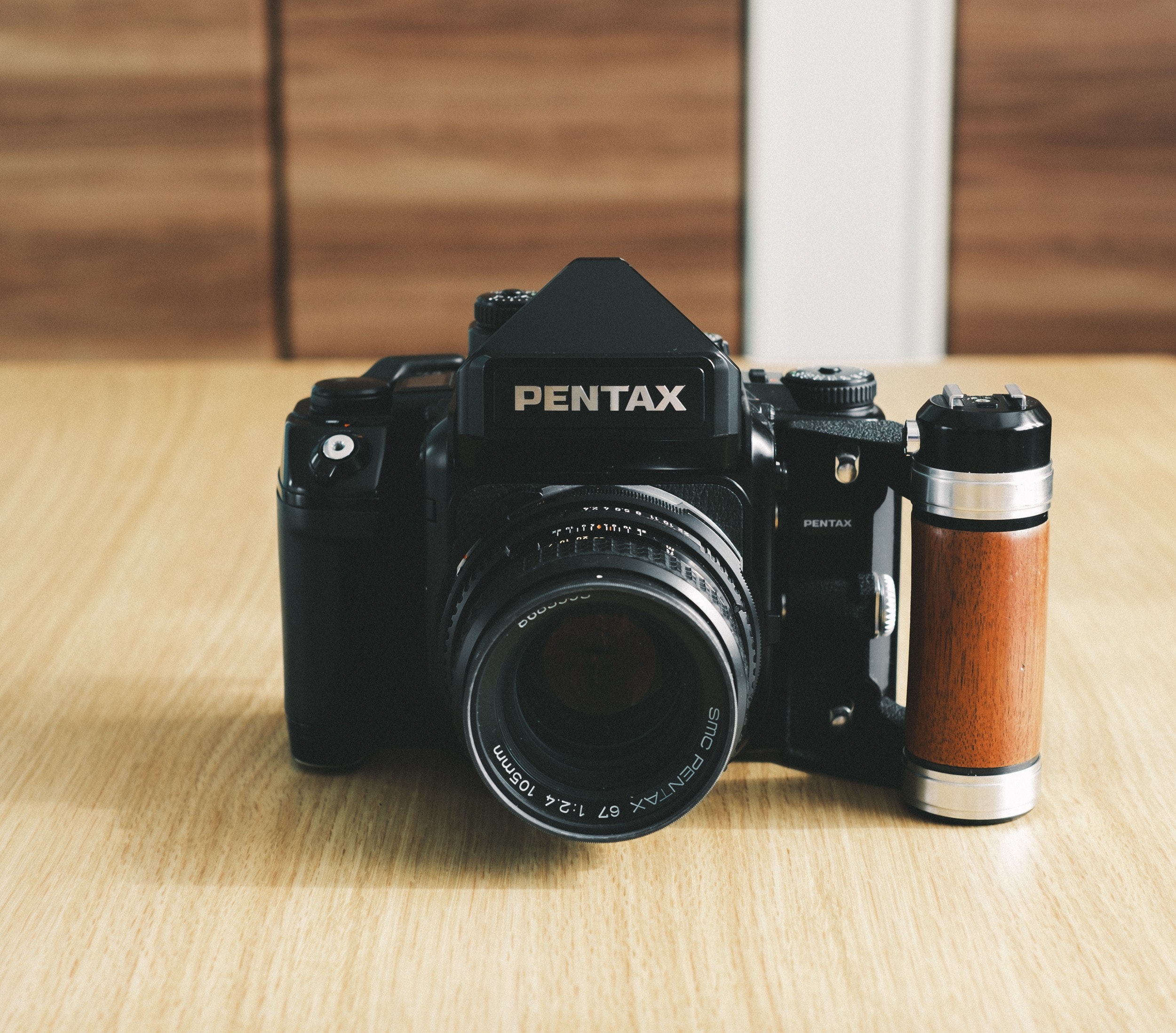 PENTAX67Ⅱ 中判フィルムカメラ 木製グリップ、レンズ2本付き