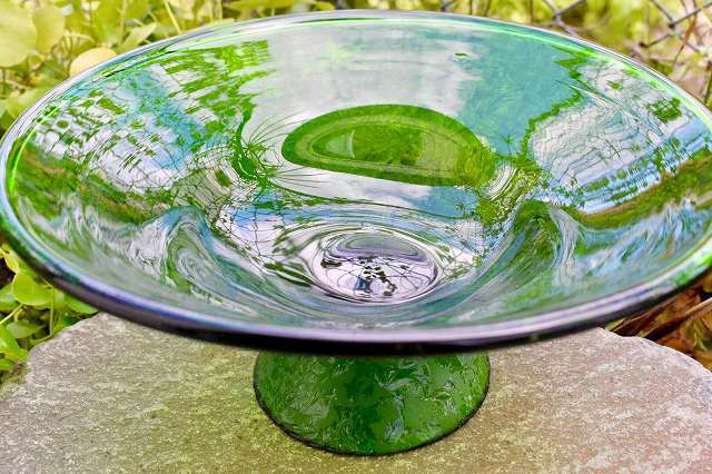 琉球ガラス 赤と青とグリーンの渦巻模様のガラスアート・屋我平尋作